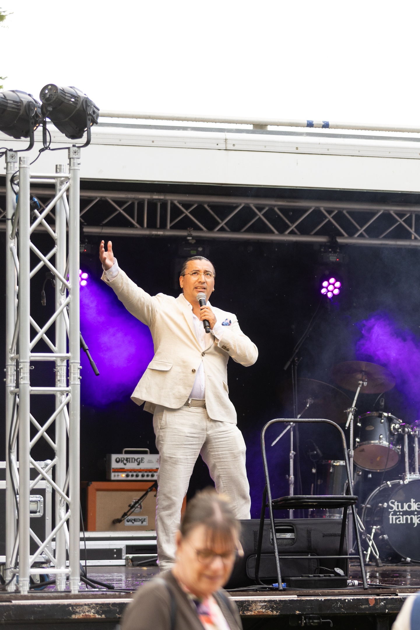 Yuri Silva står på scenen på på Eskilstunafesten.