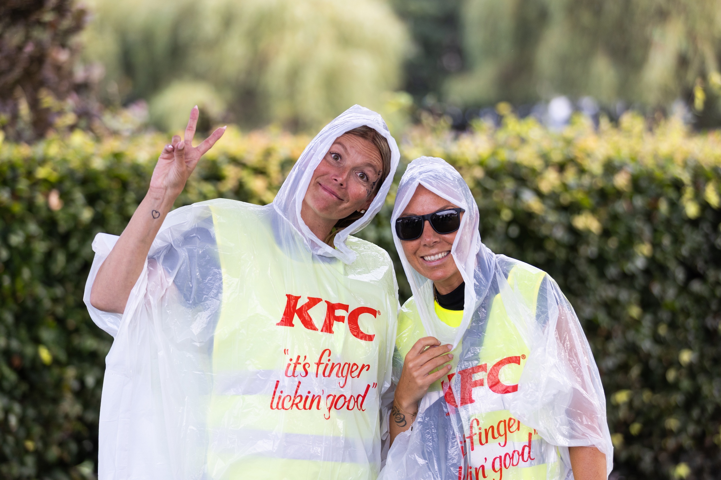 Två glada människor på på Eskilstunafesten.