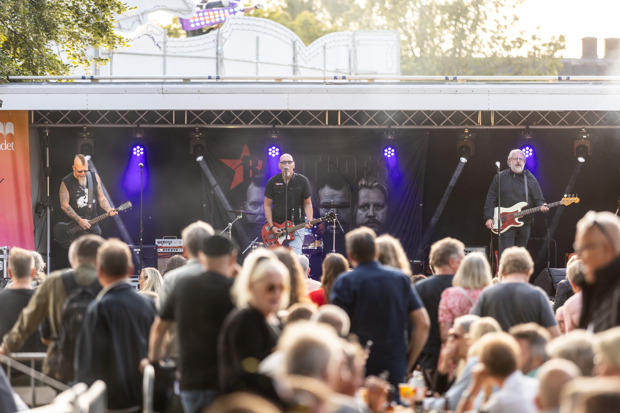 Baditudes spelar på en scen på på Eskilstunafesten.